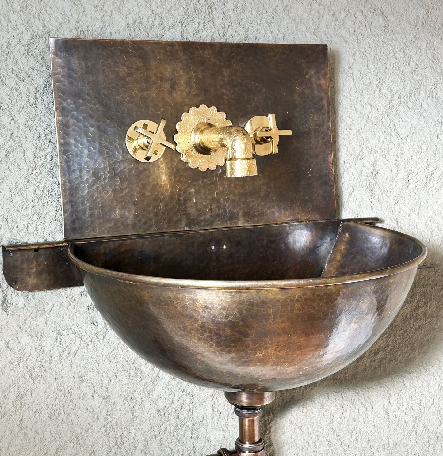 Patina Brass Wall Mount Bathroom Sink , Hammered Brass Wall Hung Basin
