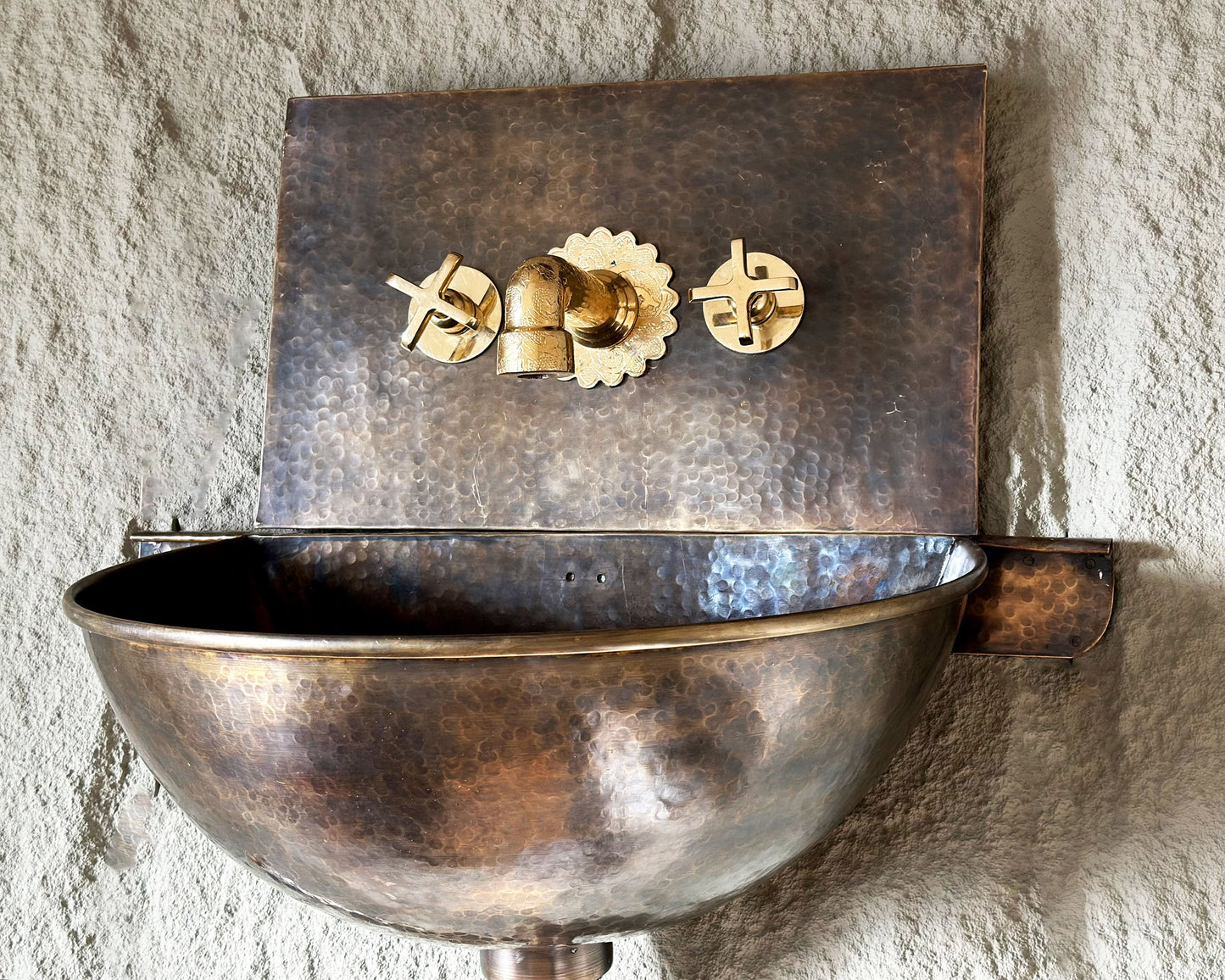 Patina Brass Wall Mount Bathroom Sink , Hammered Brass Wall Hung Basin