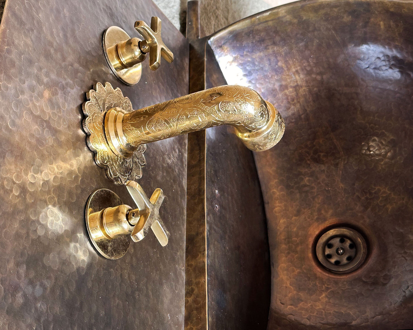 Patina Brass Wall Mount Bathroom Sink , Hammered Brass Wall Hung Basin